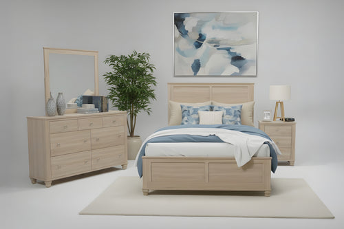 Juego de dormitorio en acabado de madera clara con cama, mesa de noche, gavetero y espejo. Presentado en un ambiente moderno con ropa de cama en tonos azules, lámpara decorativa, planta y arte mural contemporáneo.
