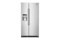 Nevera de acero inoxidable con dispensador de hielo y agua sobre fondo blanco.