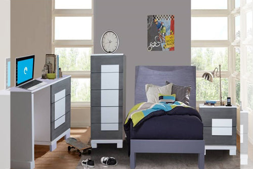 Habitación moderno con muebles grises, que incluye cama, escritorio y mesitas de noche.