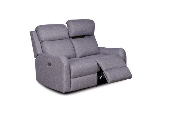 Loveseat reclinable eléctrico de color gris sobre un fondo blanco. 