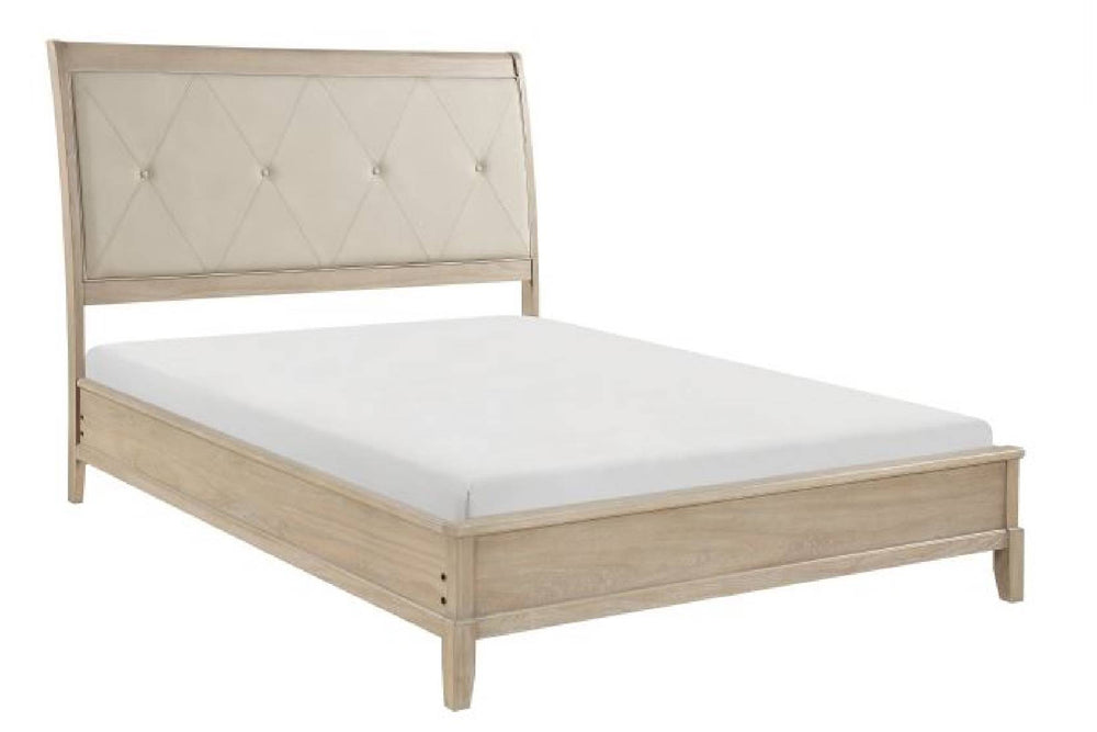 Juego de habitación hecho de madera crema de una cama, un gavetero con espejo, una mesa de noche y un chest. 