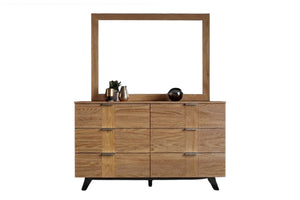 Un gavetero de madera de estilo moderno de mediados de siglo con seis gavetas, un espejo a juego con marco de madera y patas negras, presentado sobre un fondo blanco liso.
