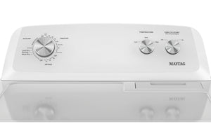 Un panel de control de una lavadora Maytag de carga superior, de color blanco, con mandos plateados y el logotipo de MAYTAG sobre un fondo blanco limpio.