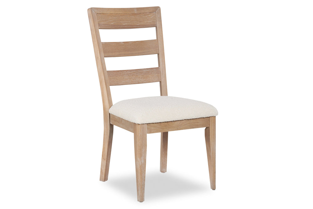 Silla de madera con cojín blanco sobre fondo blanco.