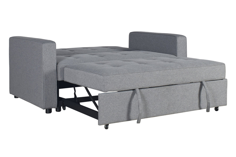 Sofá cama de color gris con brazos,  respaldar, y reposapiés en un fondo blanco. 