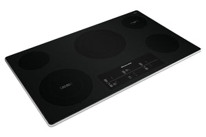 Un tope de cocción eléctrico KitchenAid negra con cuatro zonas de calentamiento circulares y un panel de control táctil en la parte inferior central, mostrada sobre un fondo blanco liso.