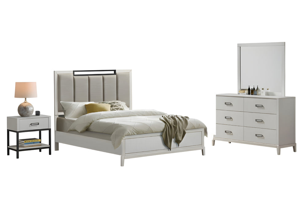 Conjunto de habitación blanca hecha de madera que incluye una cama, un gavetero con espejo y una mesa de noche sobre un fondo blanco. 