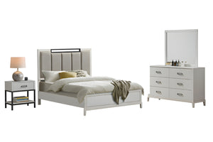 Conjunto de habitación blanca hecha de madera que incluye una cama, un gavetero con espejo y una mesa de noche sobre un fondo blanco. 