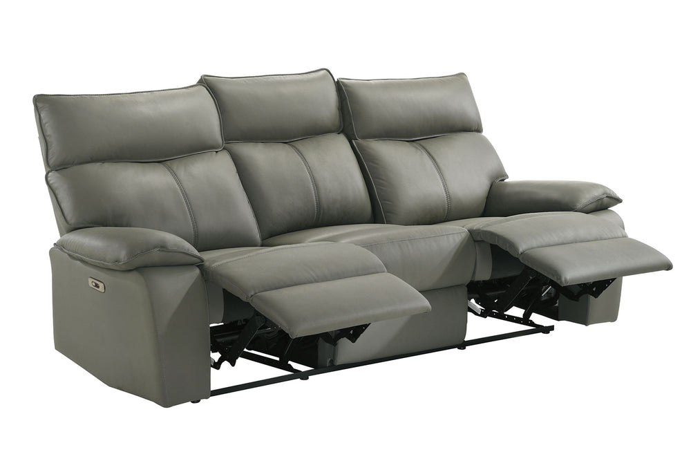Sofá reclinable color gris, tapizado de apariencia piel, respaldos acolchados, brazos tipo almohada y controles laterales eléctricos.