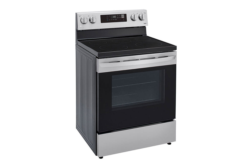 Estufa eléctrica de acero inoxidable con placa de cocción de color negro sobre fondo blanco.