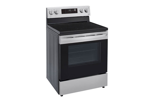 Estufa eléctrica de acero inoxidable con placa de cocción de color negro sobre fondo blanco.