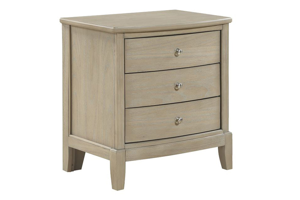 Mesa de noche hecha de madera de color crema con tres gavetas sobre un fondo blanco. 