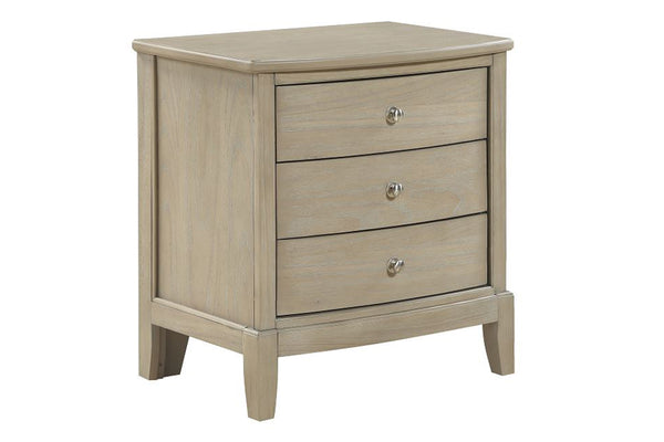 Mesa de noche hecha de madera de color crema con tres gavetas sobre un fondo blanco. 