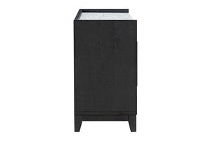 Vista lateral de mesa de entretenimiento de color negro y con chimenea integrada sobre un fondo blanco. 