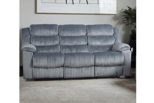 Sofá con brazos, respaldar y asiento diseñado con líneas verticales en una sala moderna. 