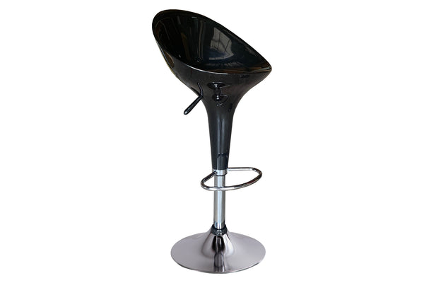 Taburete sin brazos con reposapiés, de color negro, y con base metálico ajustable en un fondo blanco. 