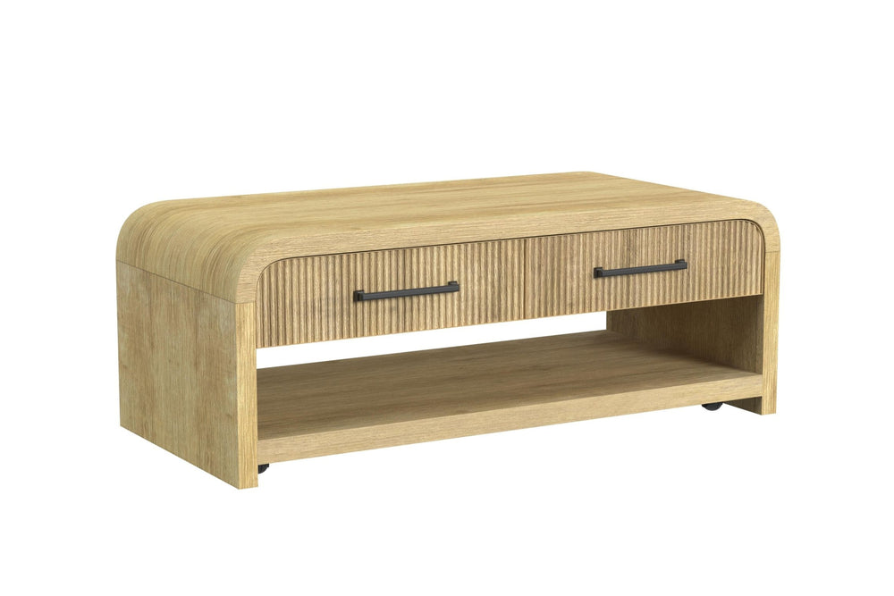 Mesa de centro crema con dos gavetas y un estante por debajo sobre un fondo blanco. 