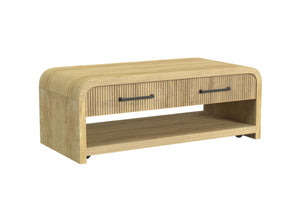 Mesa de centro crema con dos gavetas y un estante por debajo sobre un fondo blanco. 