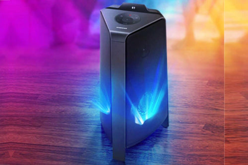 Bocina alta con luz azul brillante sobre un fondo colorido. 