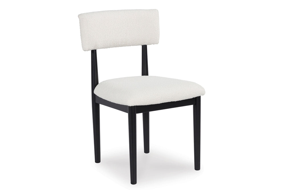 Una silla de comedor moderna con estructura de metal negro y asiento y respaldo tapizados en color blanco roto, mostrada sobre un fondo blanco liso.