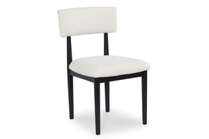 Una silla de comedor moderna con estructura de metal negro y asiento y respaldo tapizados en color blanco roto, mostrada sobre un fondo blanco liso.