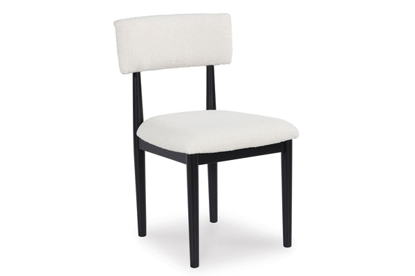 Una silla de comedor moderna con estructura de metal negro y asiento y respaldo tapizados en color blanco roto, mostrada sobre un fondo blanco liso.