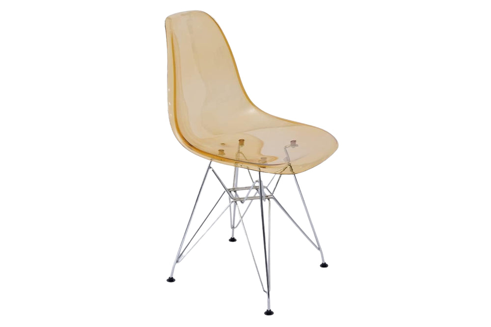 Silla transparente de color azul con patas metálicas sobre un fondo blanco. 