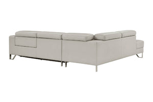 Sofá seccional tapizado en gris claro con chaise longue orientada hacia la derecha y patas metálicas delgadas, mostrado sobre un fondo blanco liso.