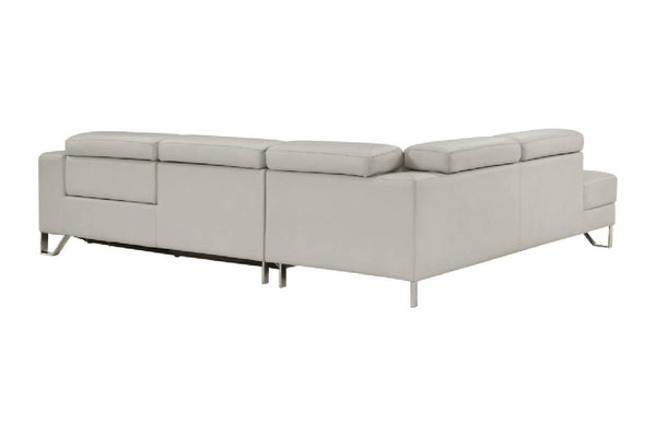 Sofá seccional tapizado en gris claro con chaise longue orientada hacia la derecha y patas metálicas delgadas, mostrado sobre un fondo blanco liso.