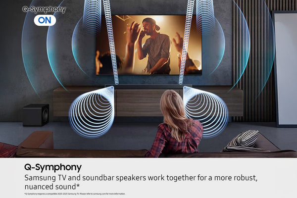 Persona mirando televisión con tecnología Q-Symphony en acción, con la marca Samsung.