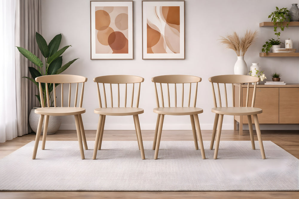 Cuatro sillas de color beige dispuestas en fila en un salón moderno con arte abstracto en la pared.