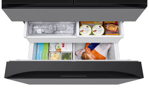 Gaveta de la nevera abierto con alimentos sobre un fondo blanco