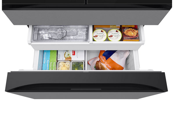 Gaveta de la nevera abierto con alimentos sobre un fondo blanco