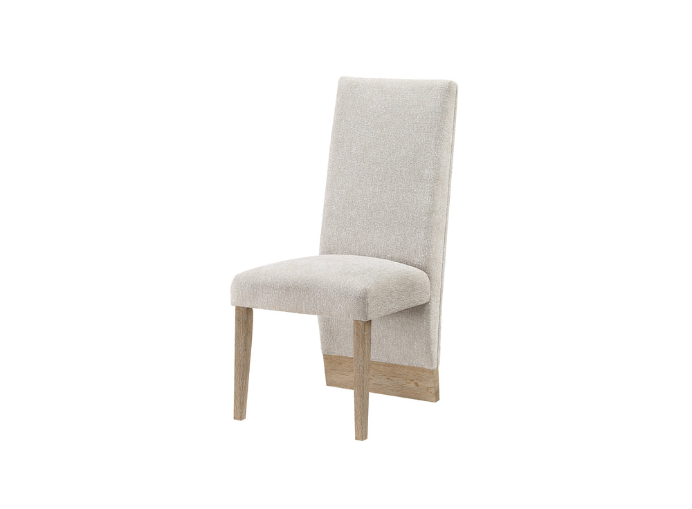 Silla tapizada en color beige con patas de madera sobre fondo blanco.