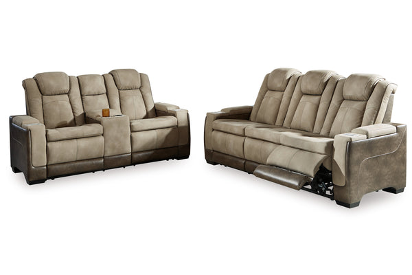 Sofá y loveseat reclinable de color arena sobre un fondo blanco. 