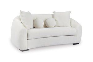 Loveseat de color blanco sobre un fondo blanco. 