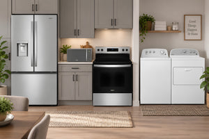 Una moderna cocina y zona de lavandería con nevera de doble puerta de acero inoxidable, estufa eléctrica a juego y lavadora y secadora de gas blancas, todo ello en un interior luminoso y contemporáneo.