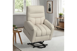 Sillón reclinable beige en una sala de estar con una mesa pequeña y plantas.