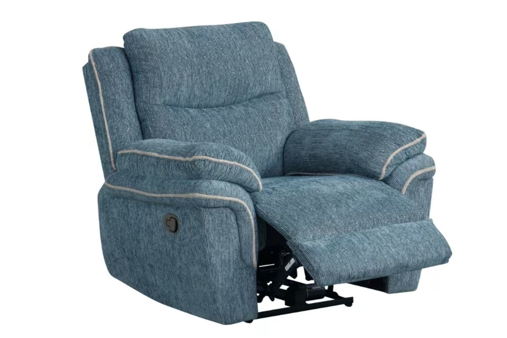 Butaca reclinable azul con reposapiés sobre un fondo blanco. 