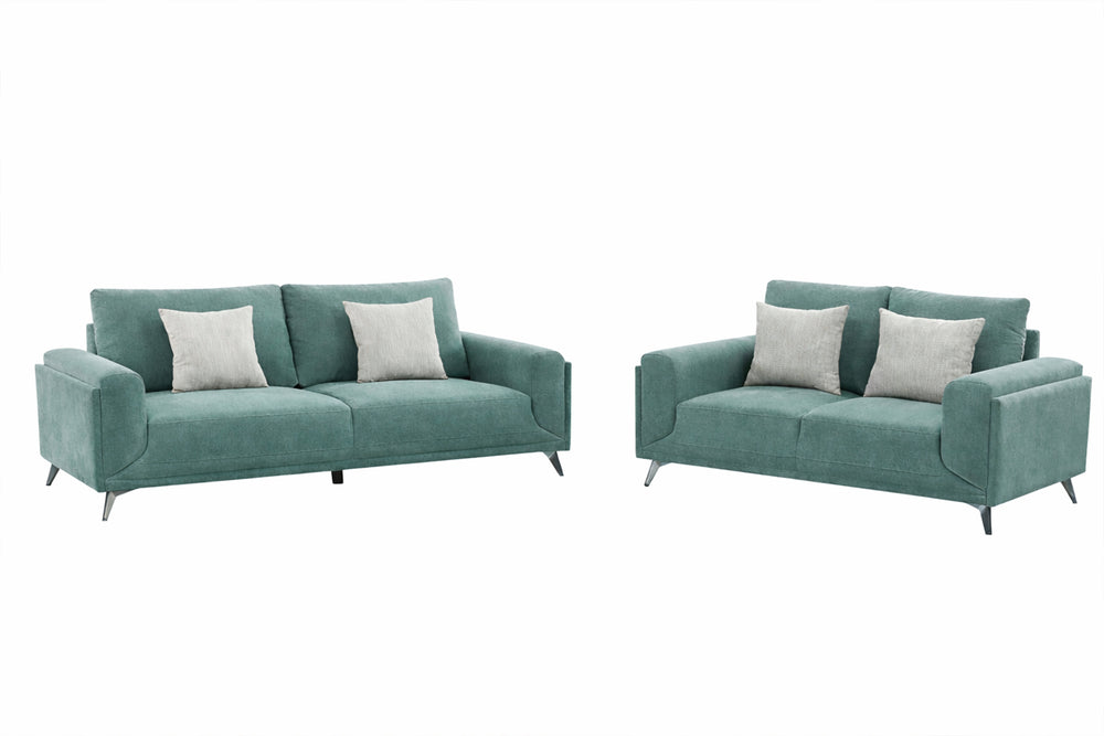 Sofá y loveseat verde con cojines sobre un fondo blanco.