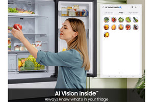 Una mujer introduce la mano en una nevera abierta con la aplicación AI Vision Inside en la pantalla