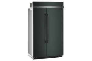 Una nevera de dos puertas verticales con dos puertas de color gris oscuro, tiradores negros verticales largos y un panel lateral de metal plateado cepillado, que se muestra sobre un fondo blanco liso.