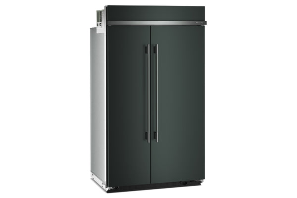 Una nevera de dos puertas verticales con dos puertas de color gris oscuro, tiradores negros verticales largos y un panel lateral de metal plateado cepillado, que se muestra sobre un fondo blanco liso.