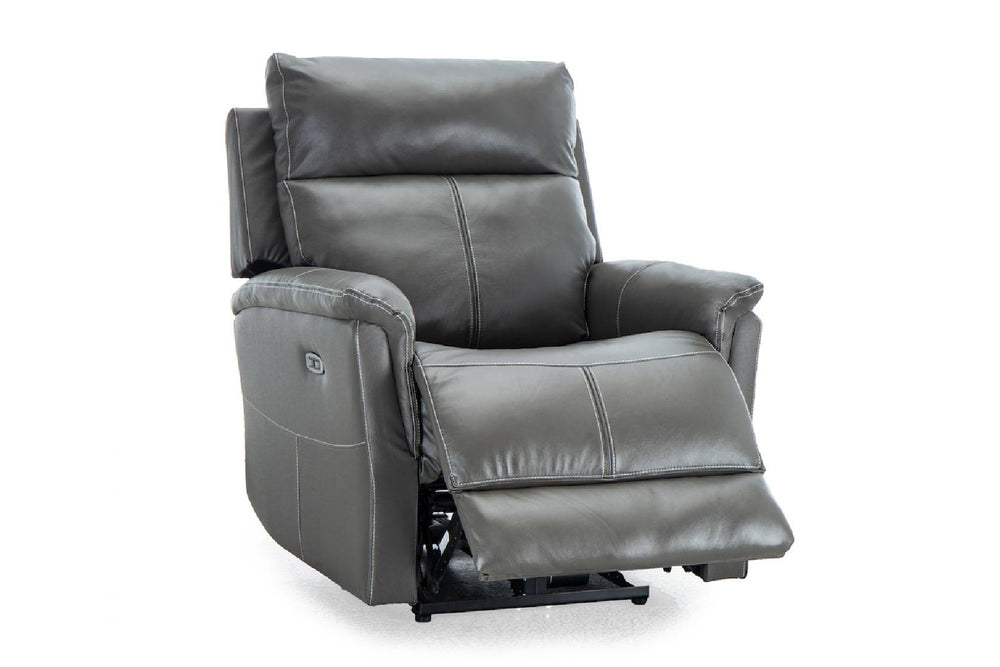 Sillón reclinable de cuero marrón sobre fondo blanco
