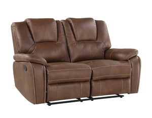 Loveseat reclinable de cuero marrón sobre fondo blanco.