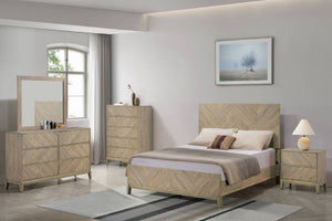 Juego de dormitorio contemporáneo en acabado madera clara con cama, gavetero con espejo, gavetero y mesa de noche. Diseño de líneas limpias con patrón geométrico en los frentes, ambientado en una habitación luminosa de tonos neutros.