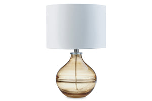 Lámpara de sobremesa con base de cristal marrón y pantalla blanca sobre fondo blanco.