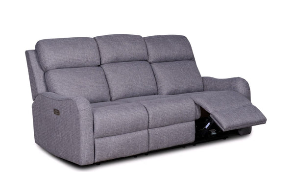 Sofá reclinable eléctrico de color gris con reposapiés y cabecera sobre un fondo blanco. 