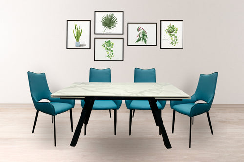 Mesa rectangular con base de madera marrón y con tope de diseño mármol con cuatro sillas de color turquesa en una sala neutral. 