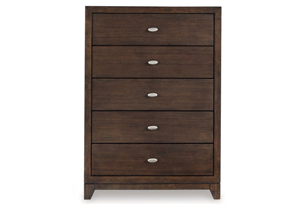 Vista frontal de un chest marrón oscura de cinco gavetas con tiradores ovalados plateados sobre fondo blanco.